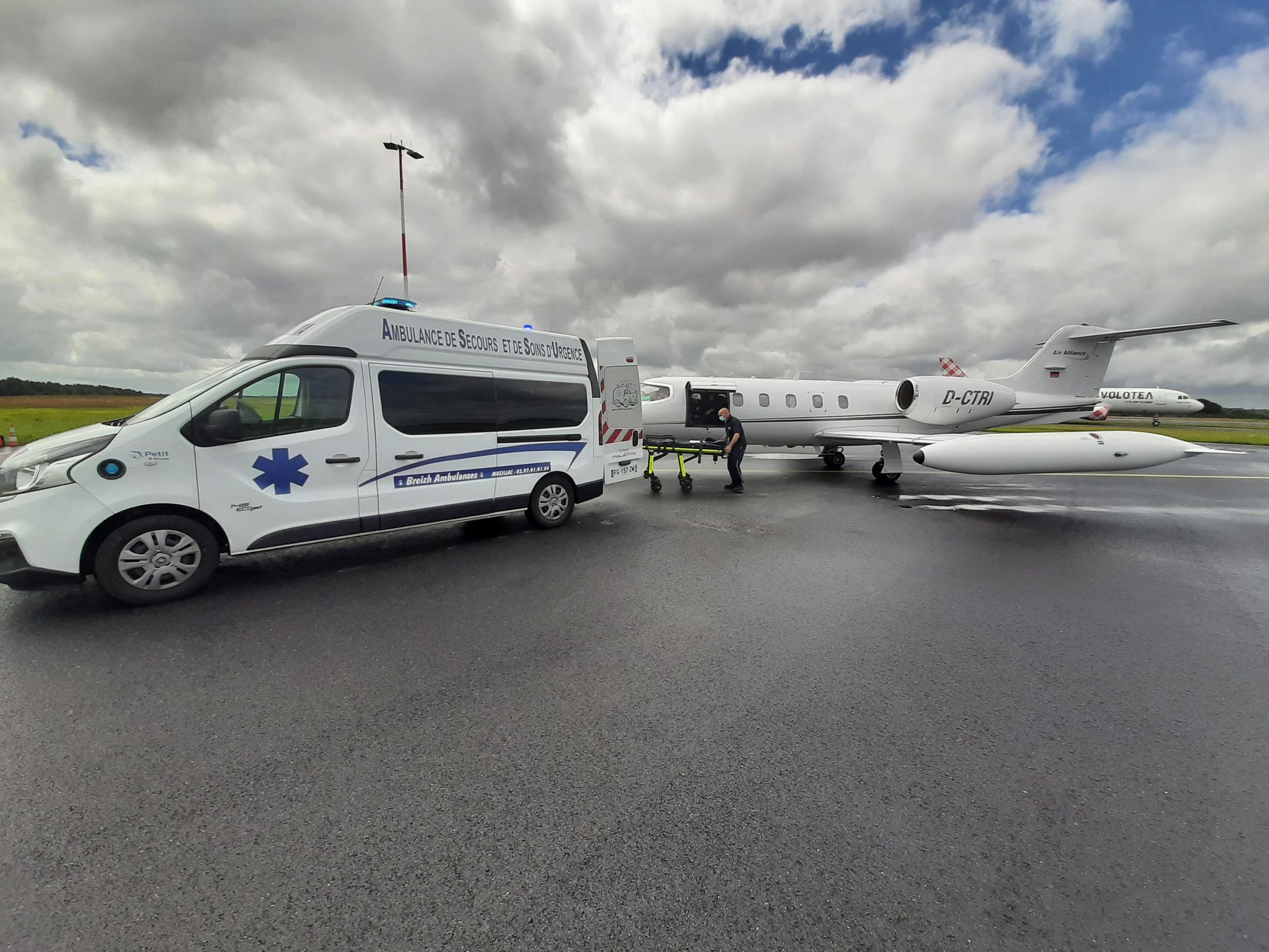 Ambulance et avion en plein rapatriement sanitaire