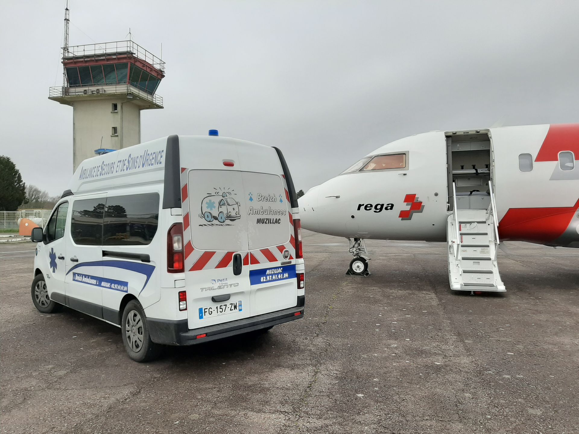 Ambulance et avion sur le tarmac