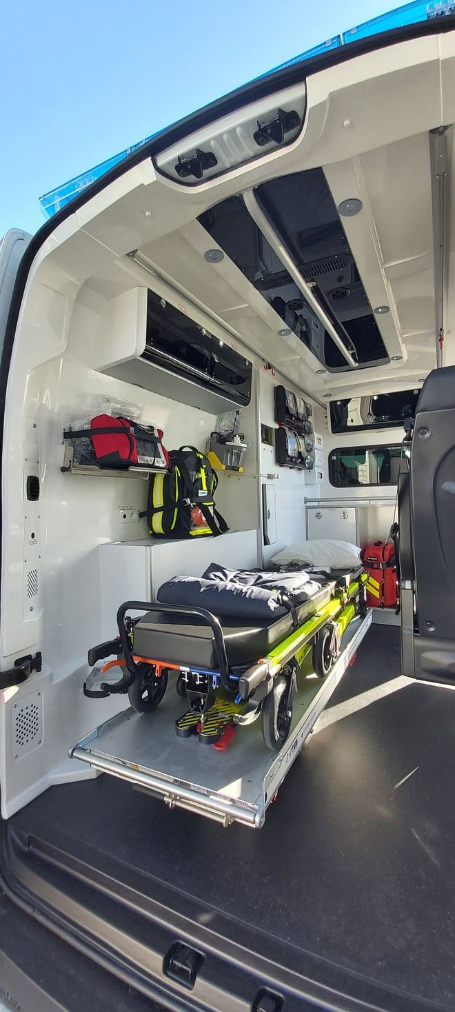Intérieur d'une ambulance, vue sur un brancard