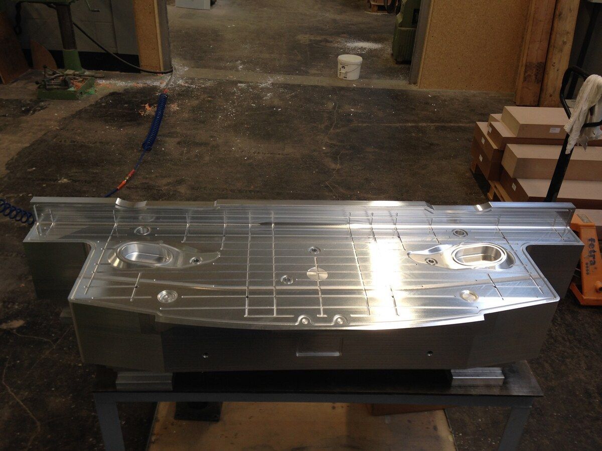 Ein Stück Metall mit dem Buchstaben a darauf