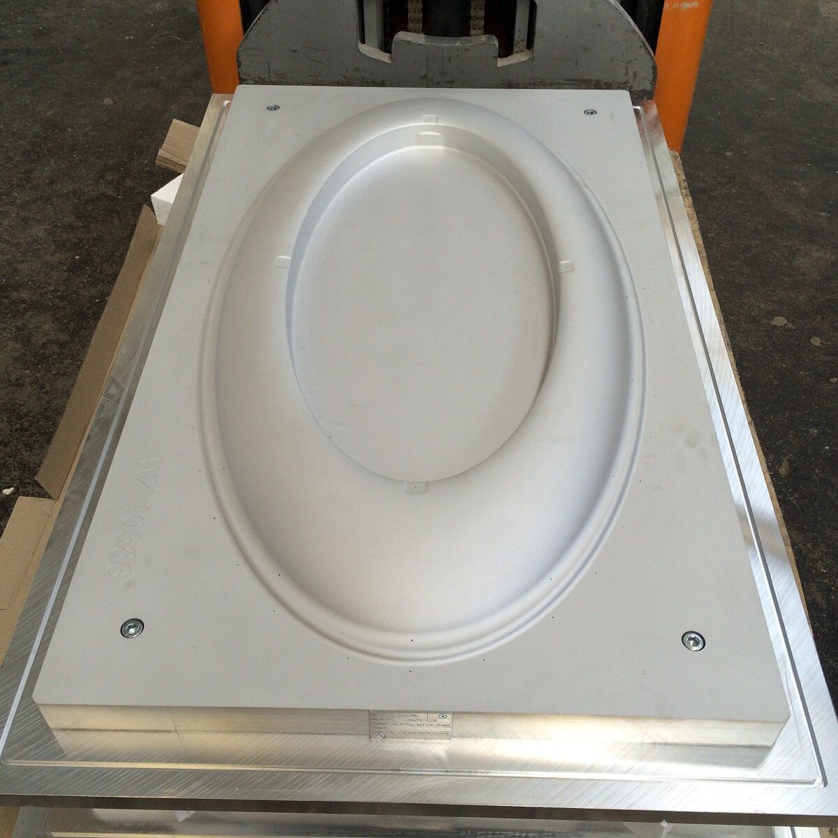 Ein großes ovales Stück Metall, das auf einem Tisch liegt