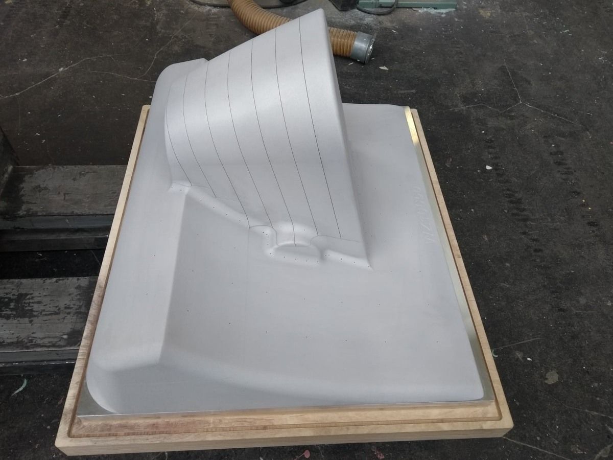 Ein weißer Gegenstand liegt auf einem Holztablett