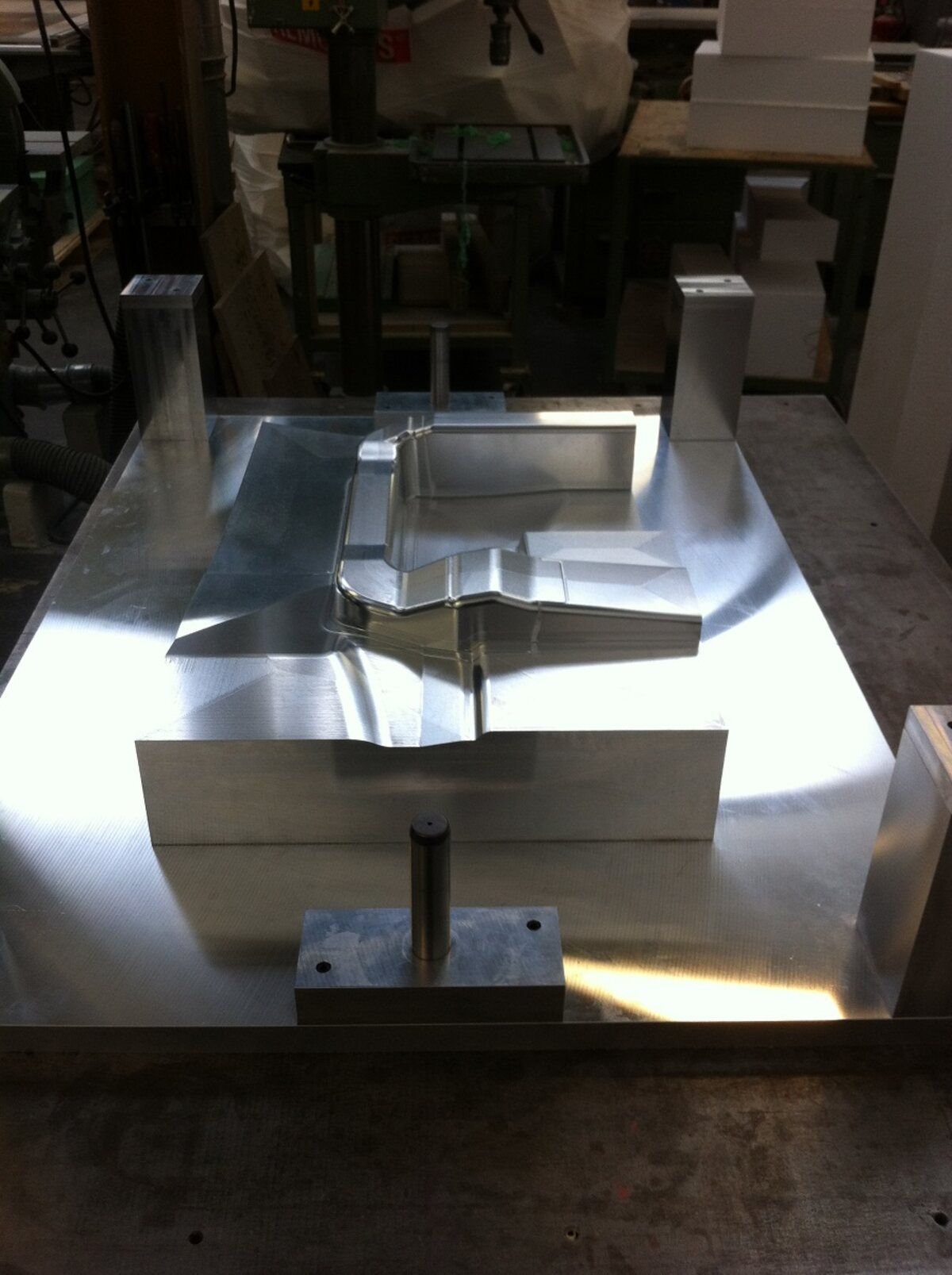 Auf einem Tisch liegt ein Stück Metall.