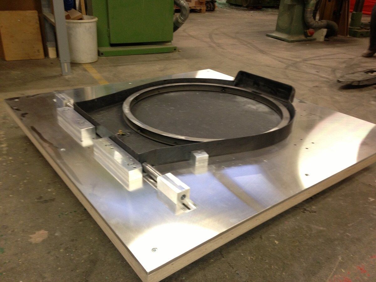 Eine Metallplatte mit einem kreisförmigen Gegenstand darauf