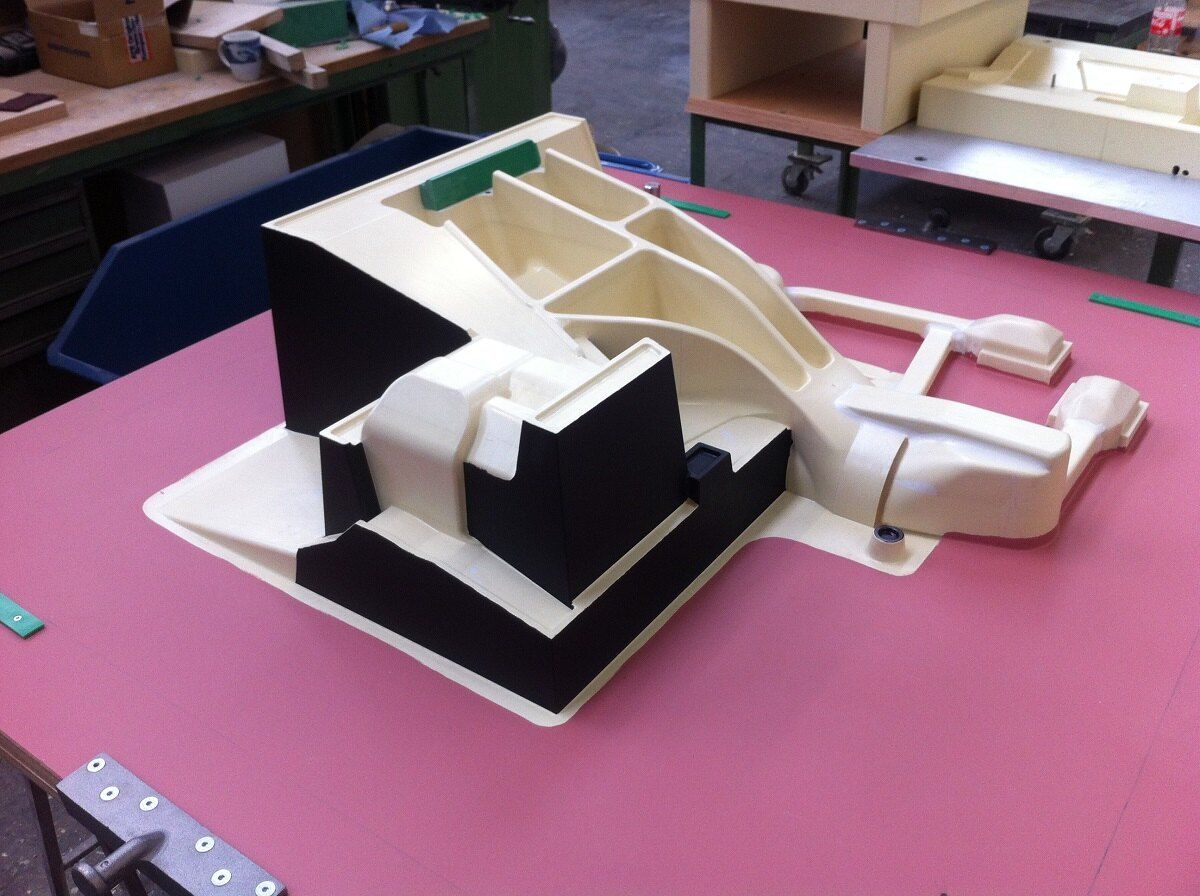 Ein Automodell steht auf einem rosa Tisch