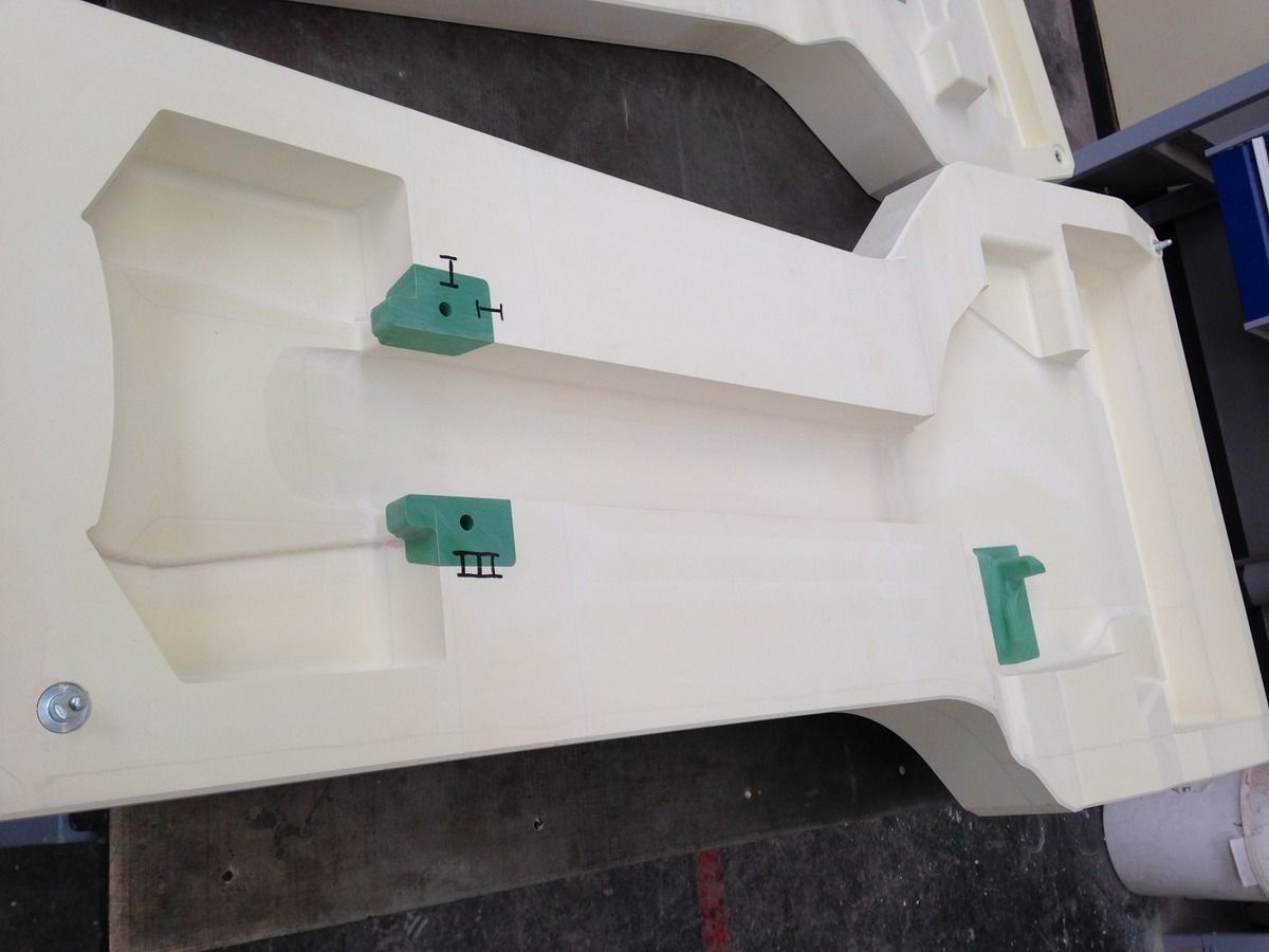 Ein weißes Stück Schaumstoff mit einem grünen t darauf