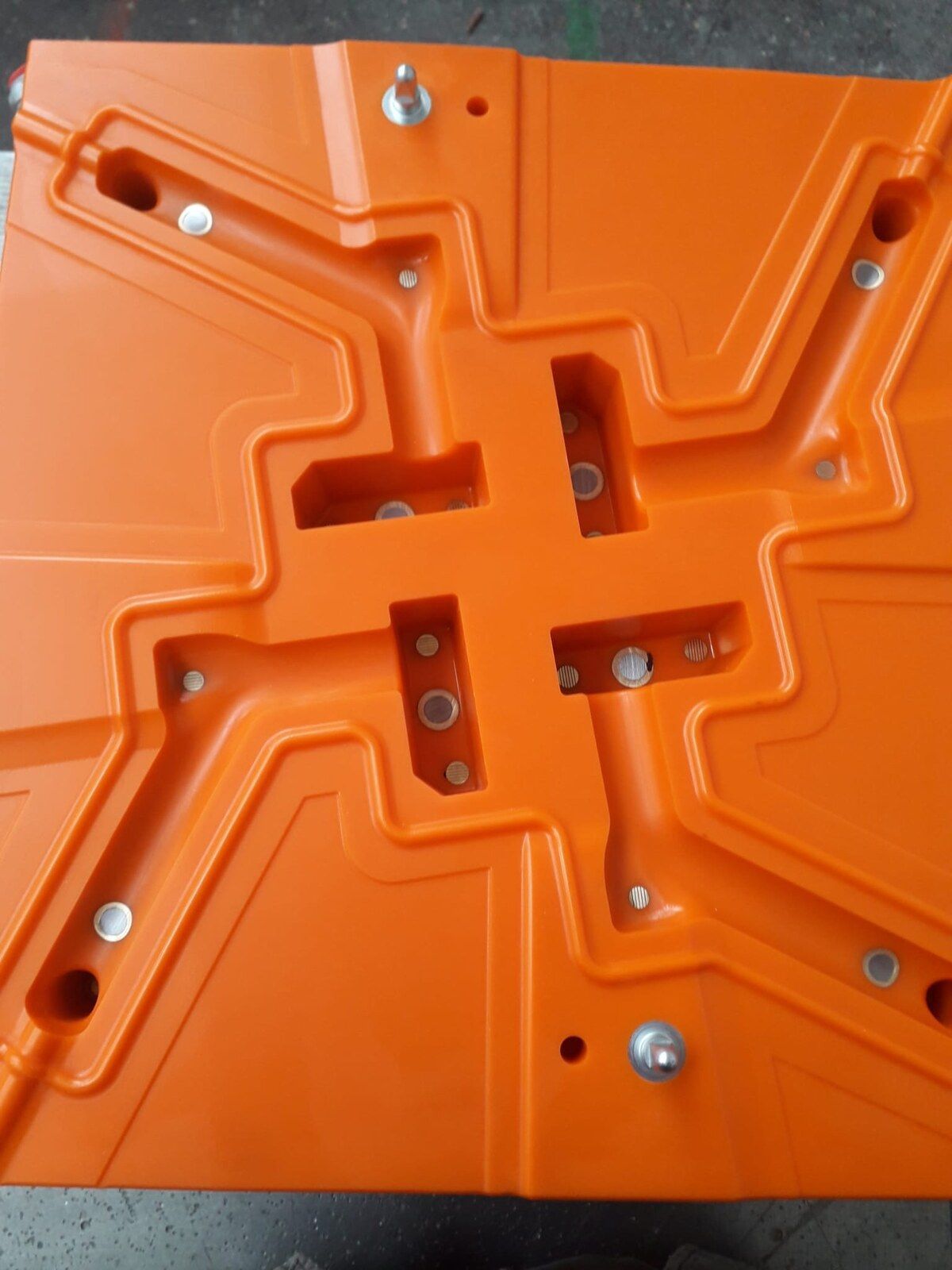 Ein Stück orangefarbenes Plastik mit einem Kreuz darauf