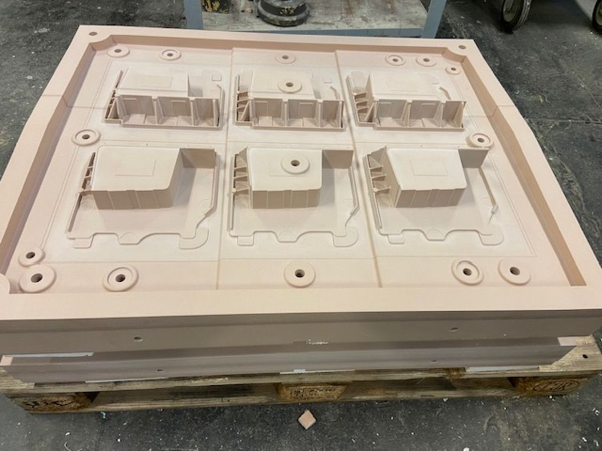 Auf einer Holzpalette steht ein Prototyp.