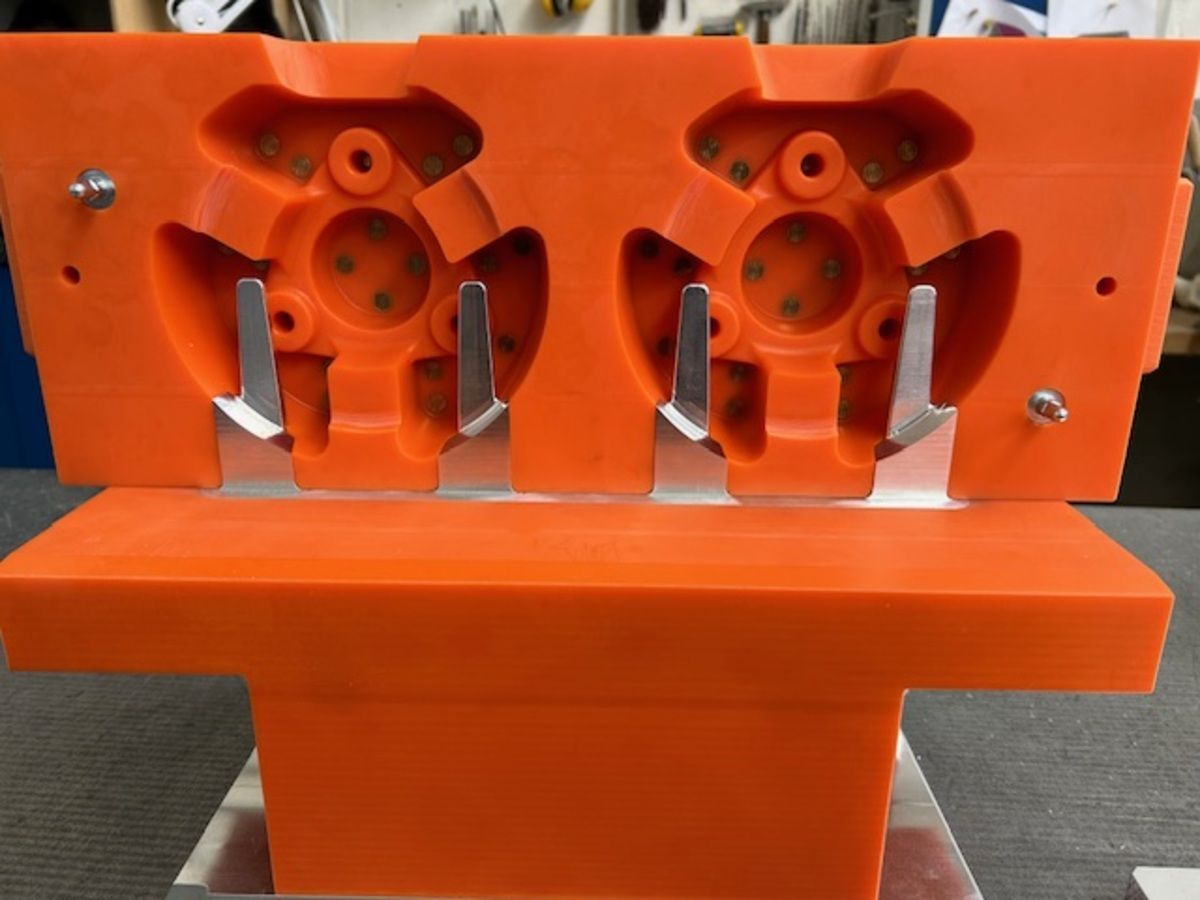 Ein Stück orangefarbenes Plastik auf einem Tisch