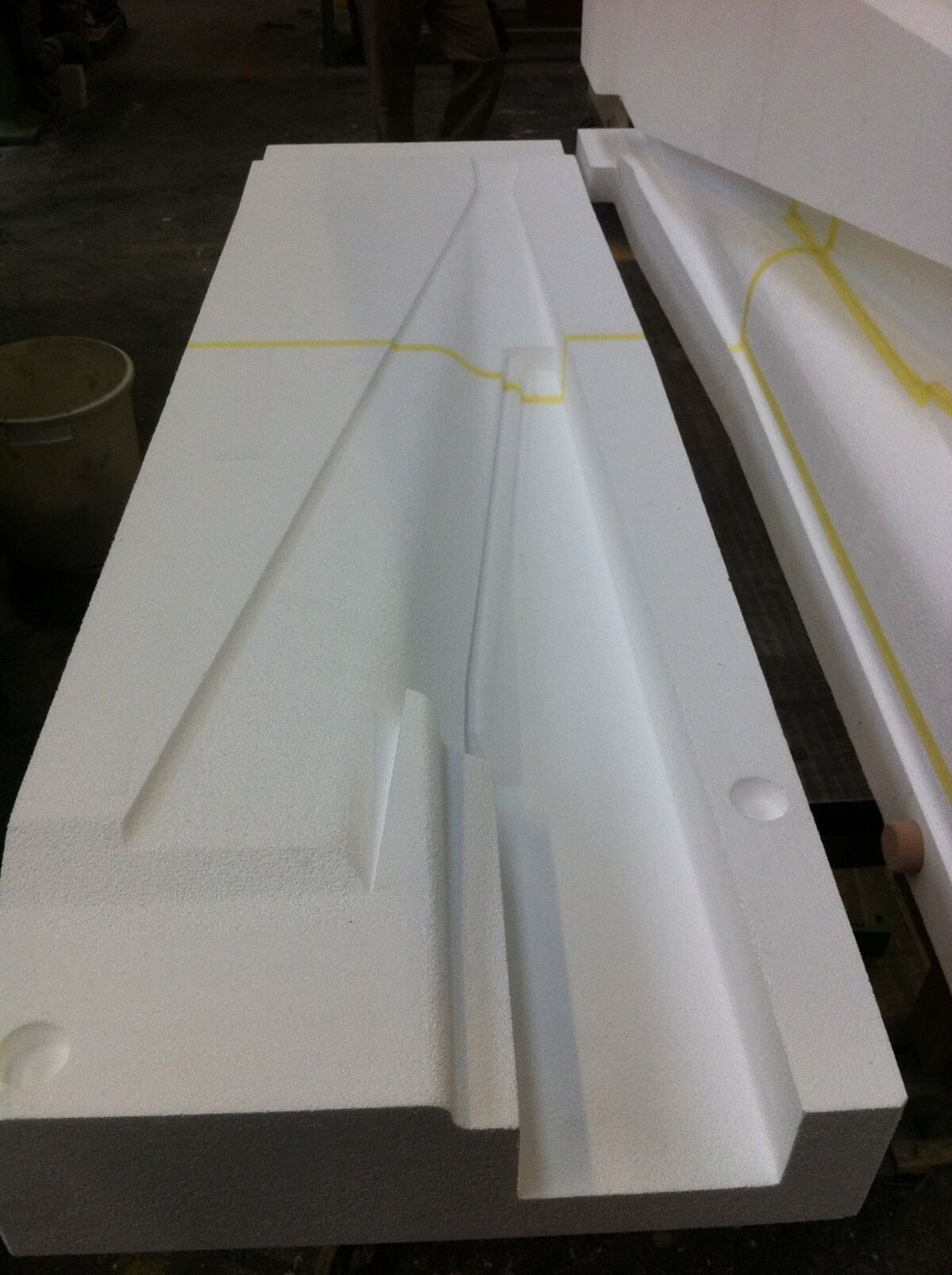 Ein Stück Styropor mit einer gelben Linie darauf