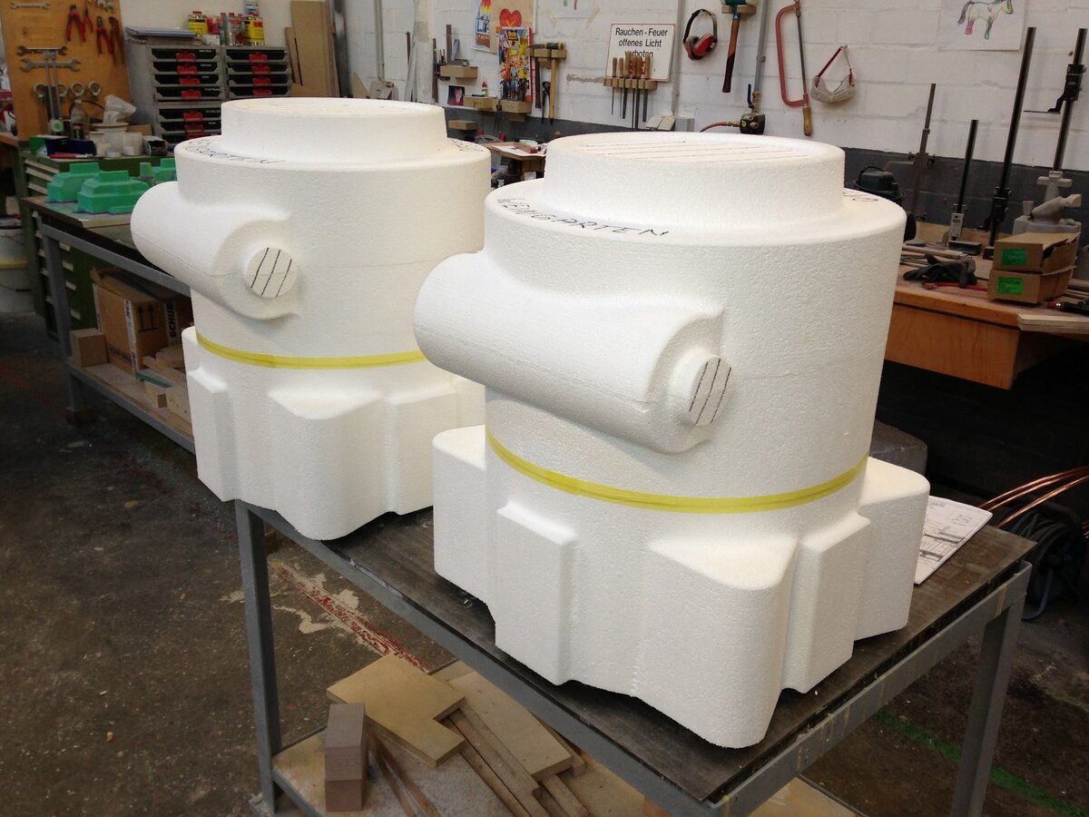 Zwei Stücke Styropor liegen auf einem Tisch