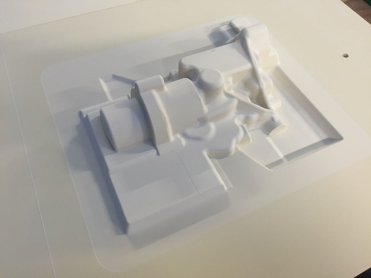 Ein weißes Gebäudemodell steht auf einer weißen Oberfläche.