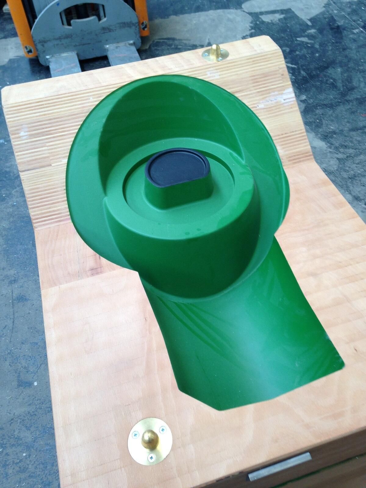 Ein grünes Objekt liegt auf einer Holzkiste