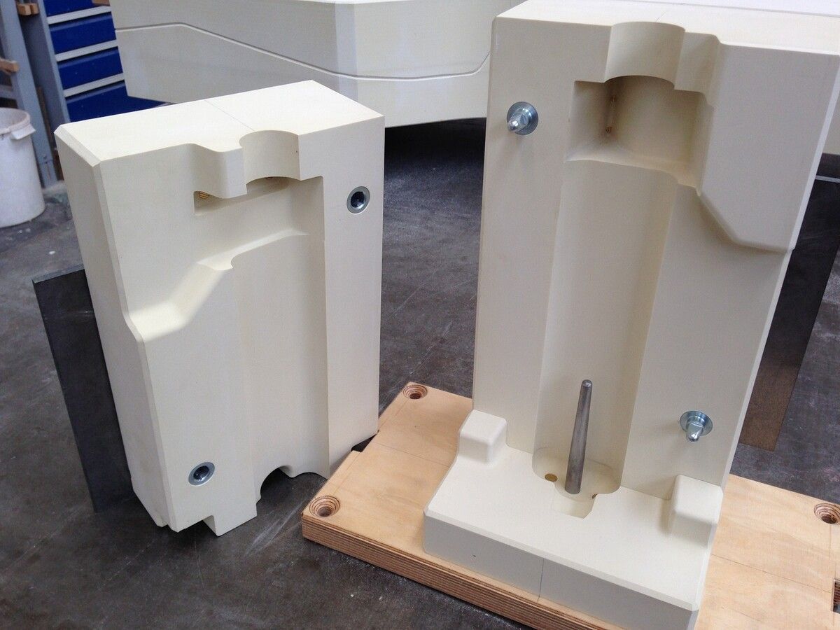 Zwei weiße Blöcke liegen auf einem Holztisch.