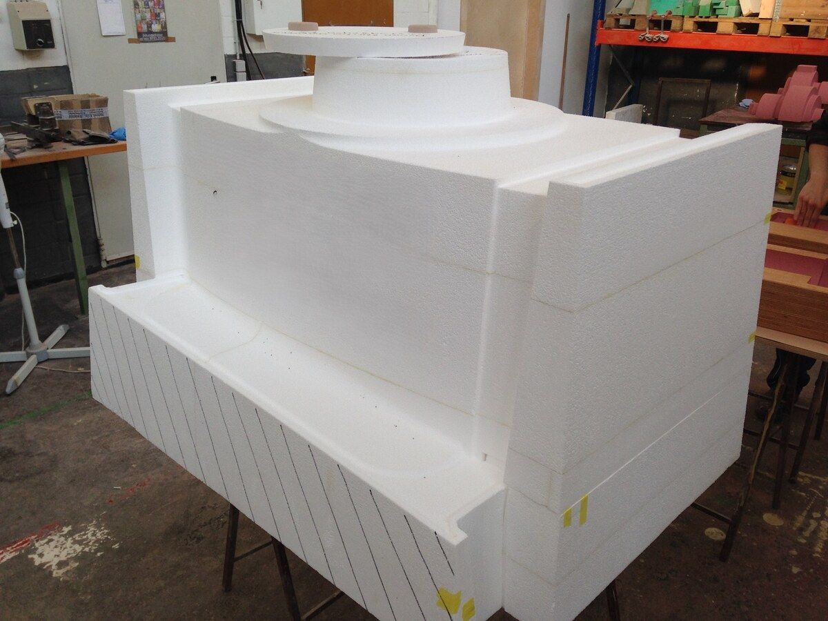 Auf einem Tisch liegt ein großes Stück Styropor.