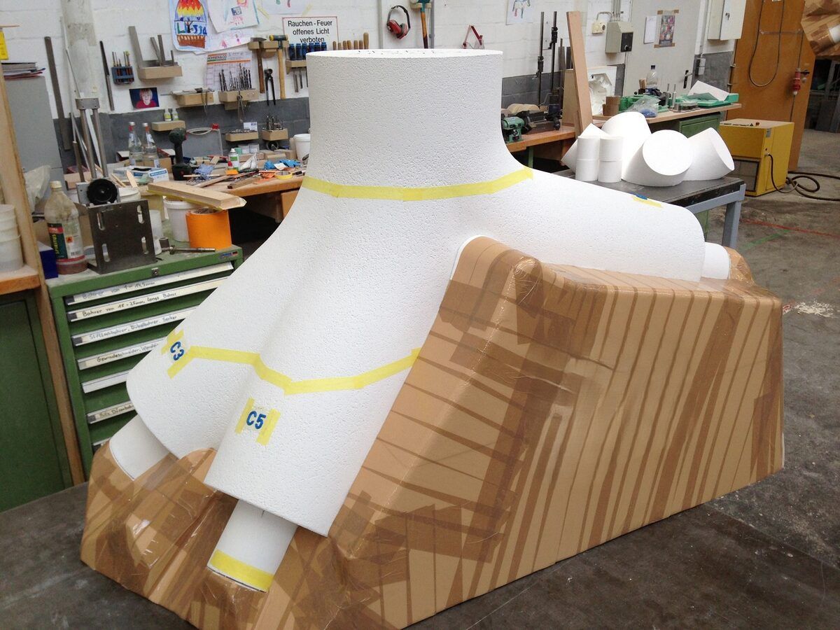 Ein großes Stück Styropor liegt auf einem Tisch in einer Werkstatt