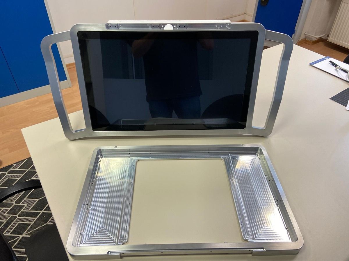 Ein Laptop steht auf einem Tisch, umgeben von einem Metallrahmen