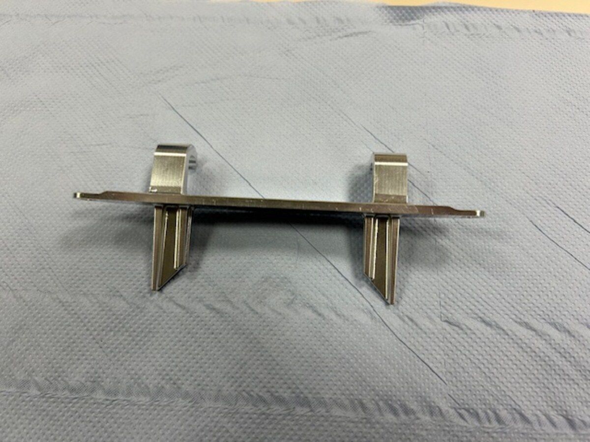 Ein Stück Metall liegt auf einem grauen Tuch