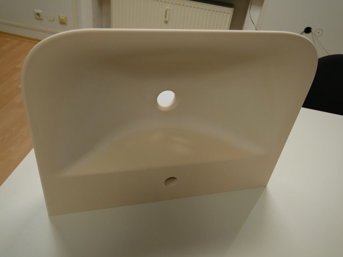 Ein Waschbecken Prototyp mit einem Loch in der Mitte
