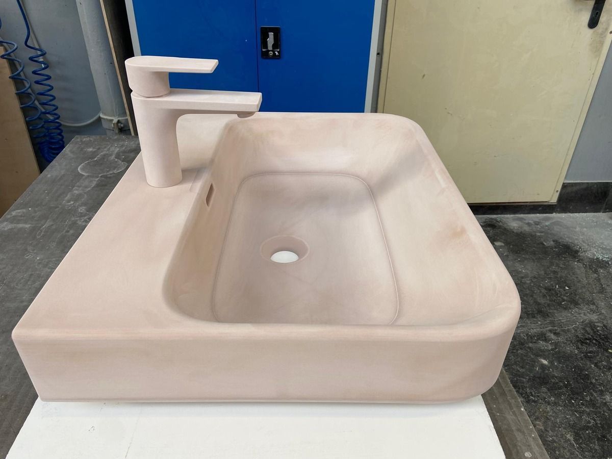 Ein Waschbecken Prototyp mit einem Wasserhahn darauf