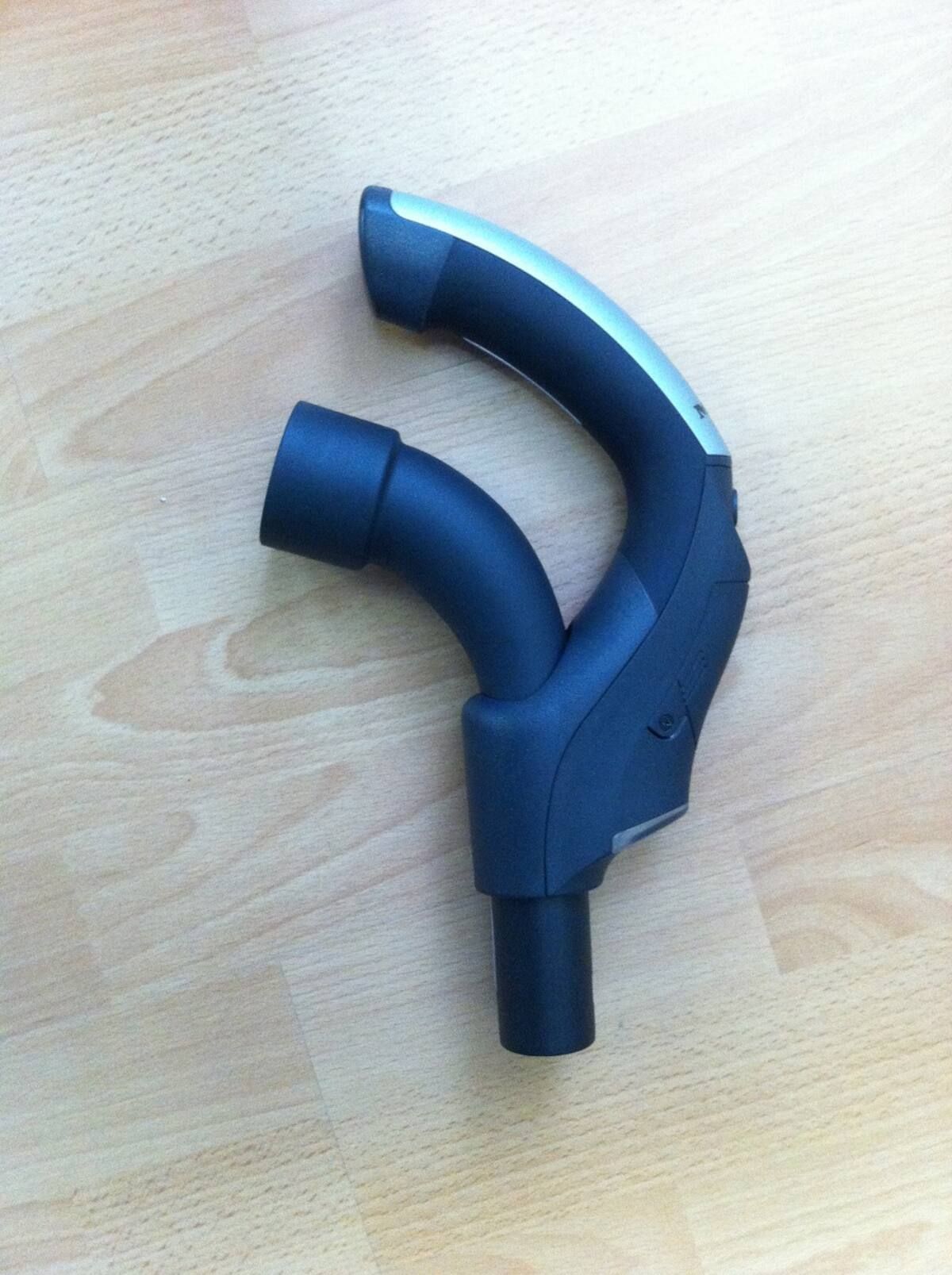 Ein Prototyp für ein Autoladekabel liegt auf einem Holztisch