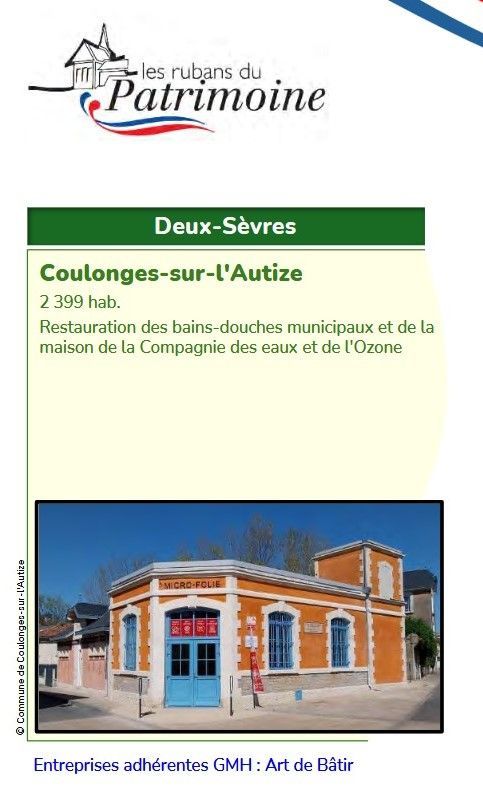 Affiche pour les Deux-Sèvres mettant en valeur la restauration du patrimoine de Coulonges-sur-l’Autize, avec une photo d’un bâtiment en briques rénové