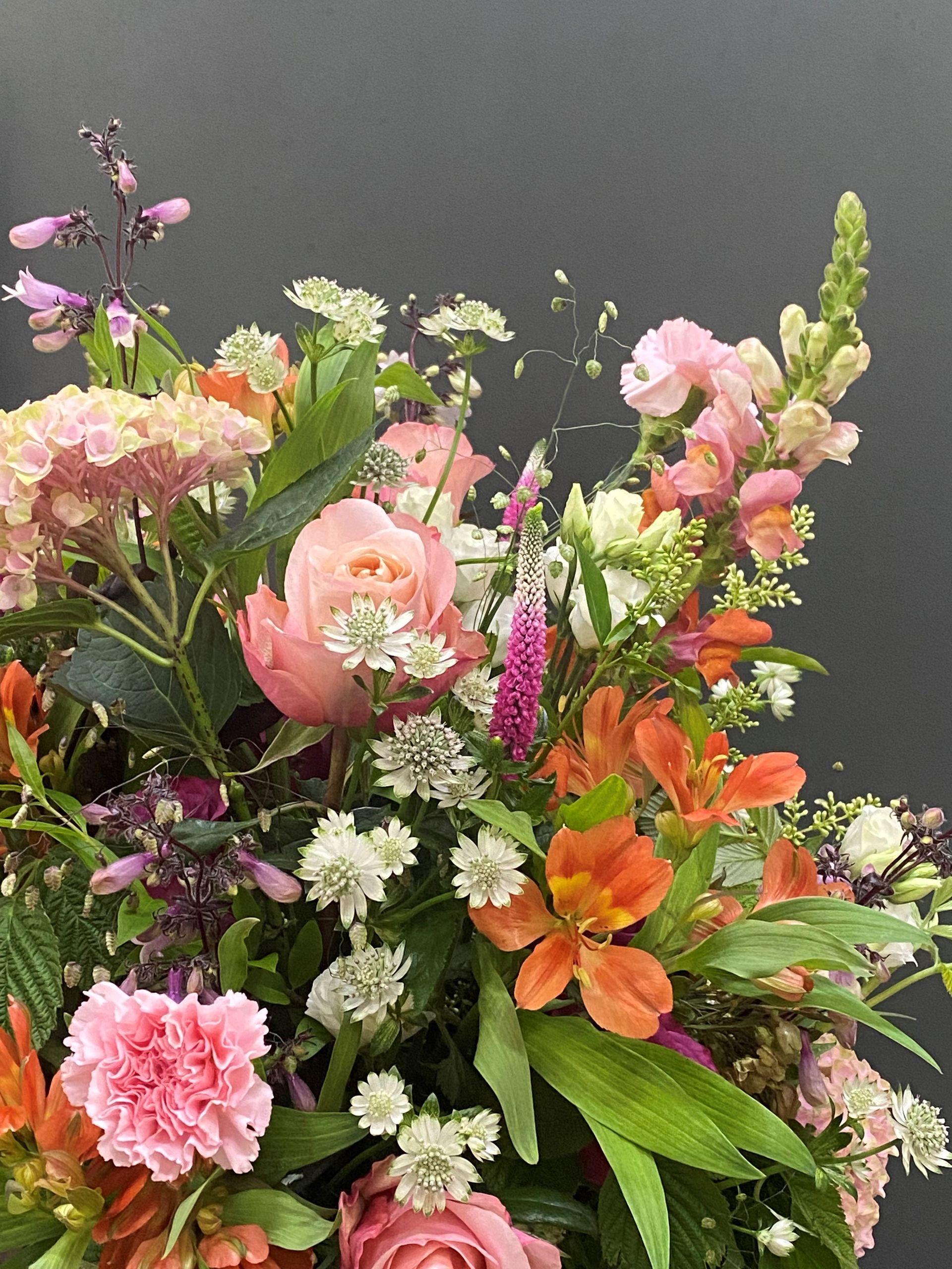 Eine Nahaufnahme eines Blumenstraußes auf einem Tisch.