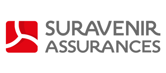 Logo de Suravenir Assurances avec icône abstraite rouge et texte gris sur fond blanc.