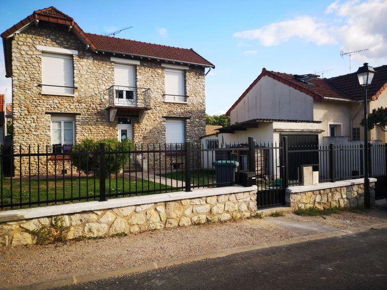 Pose d'une clôture et d'un portillon