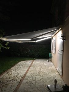 Store extérieur de nuit