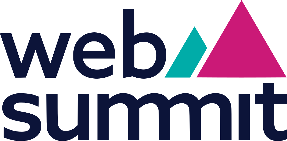 Logotipo do Web Summit com texto azul escuro e picos de montanhas em azul-petróleo/rosa.