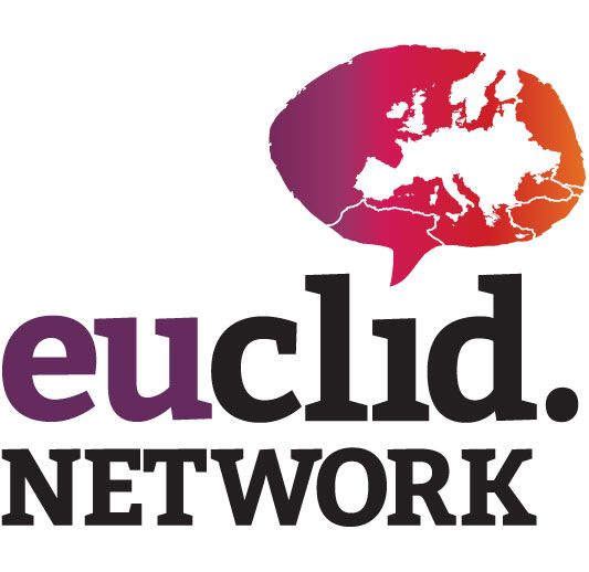 Logotipo da Euclid Network: Mapa da Europa em um balão de fala, gradiente roxo/laranja, com a palavra