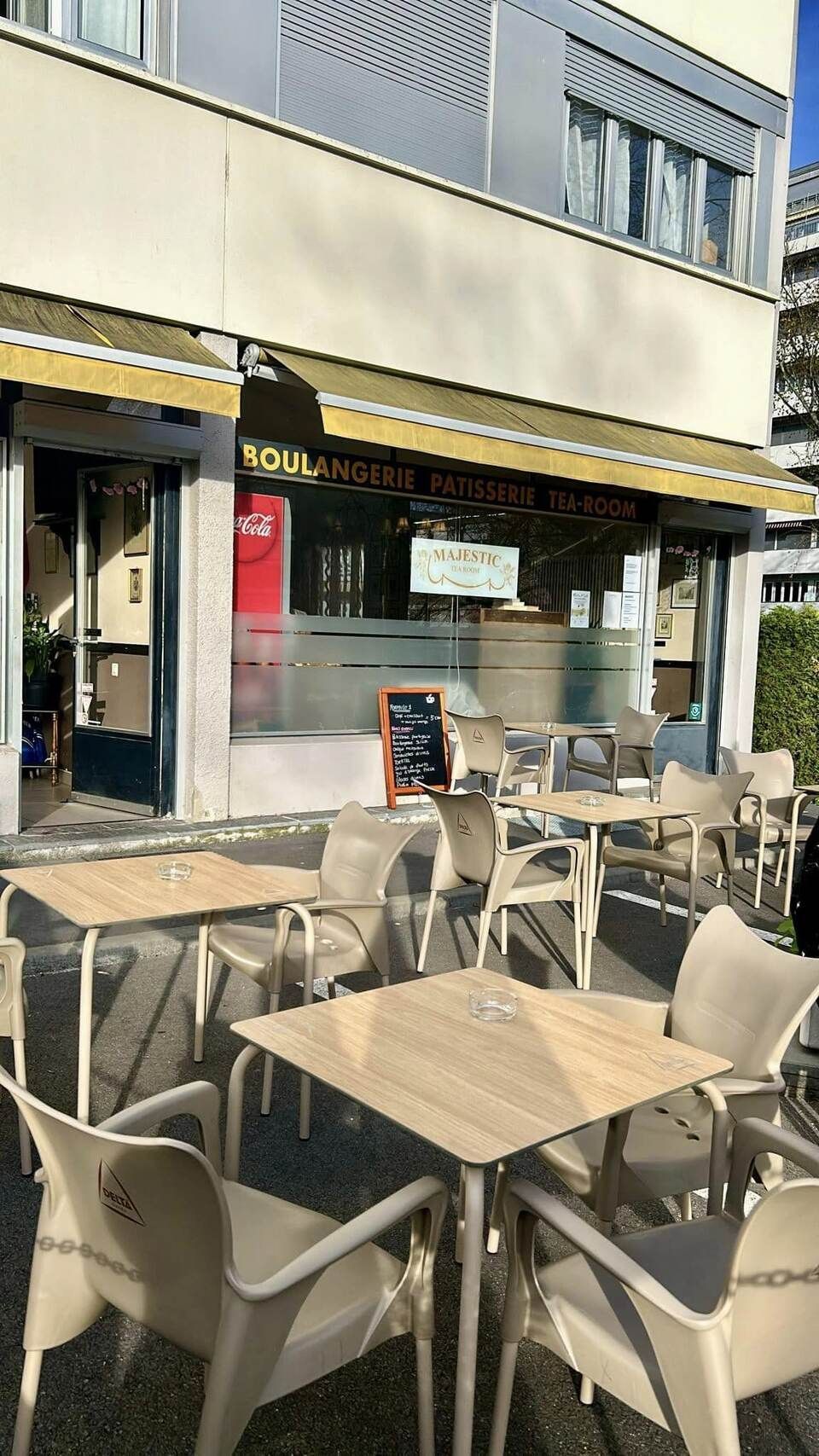 terrasse extérieure du café