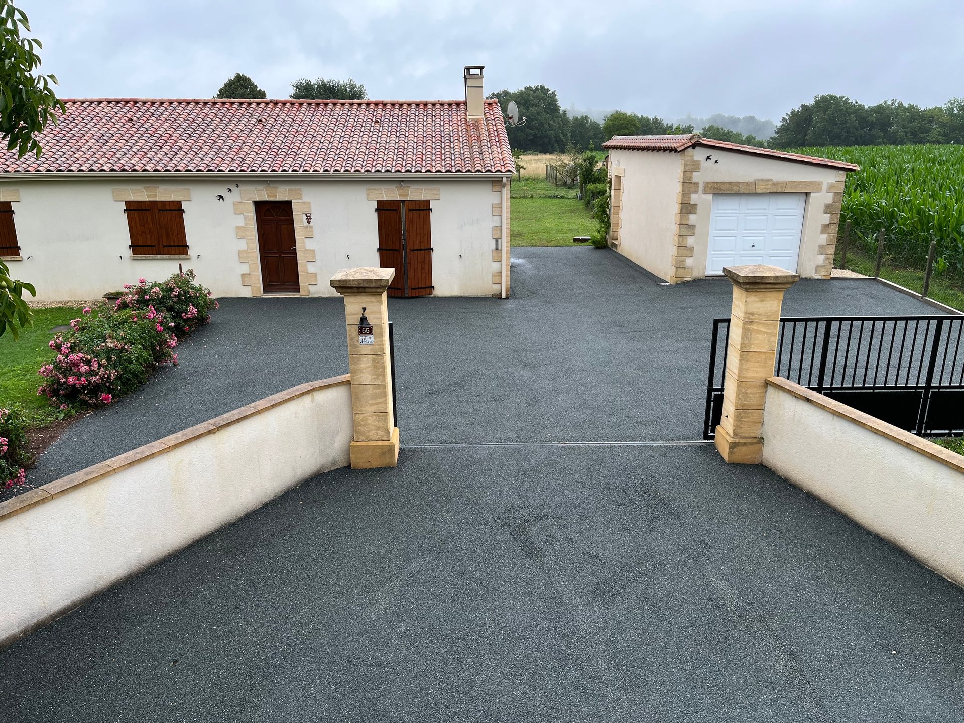 Goudronnage d'une cour et d'une entrée en bicouche