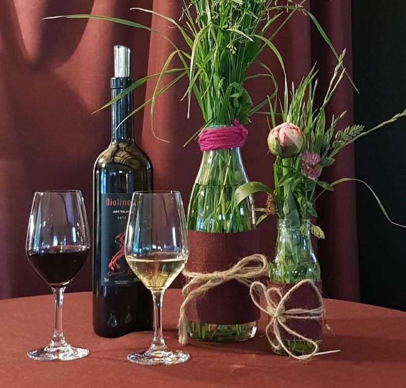 Une bouteille de vin Balboa est posée sur une table à côté de deux verres à vin