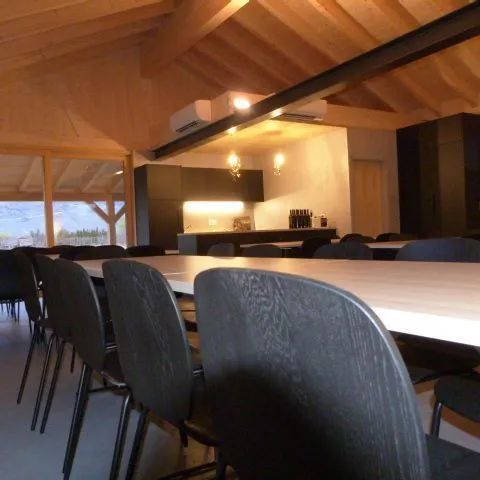 Une salle à manger avec tables et chaises et un plafond en bois