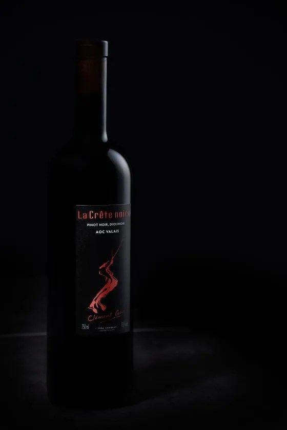 Une bouteille de vin rouge avec une étiquette noire