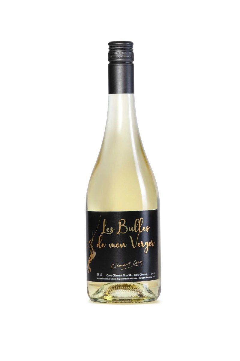 Une bouteille de vin blanc avec une étiquette noire sur fond blanc.