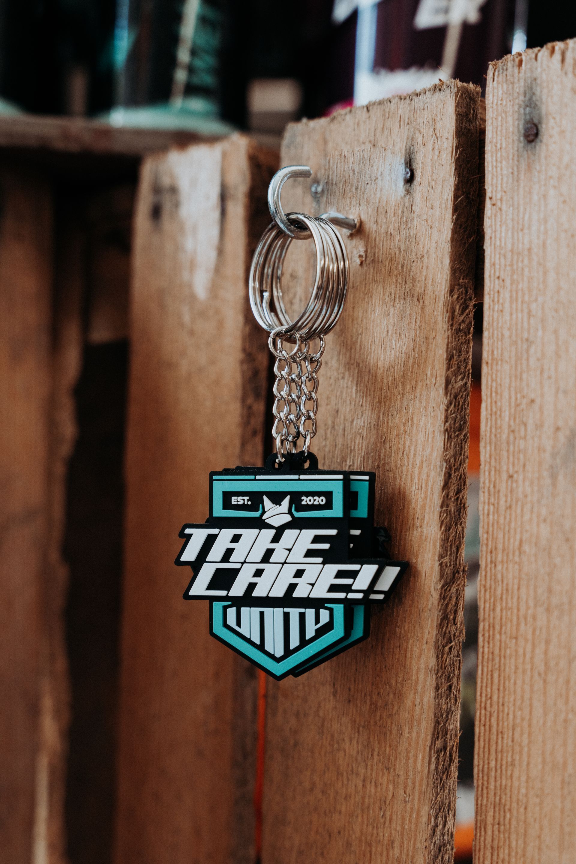 An einem Holzzaun hängt ein Schlüsselanhänger.