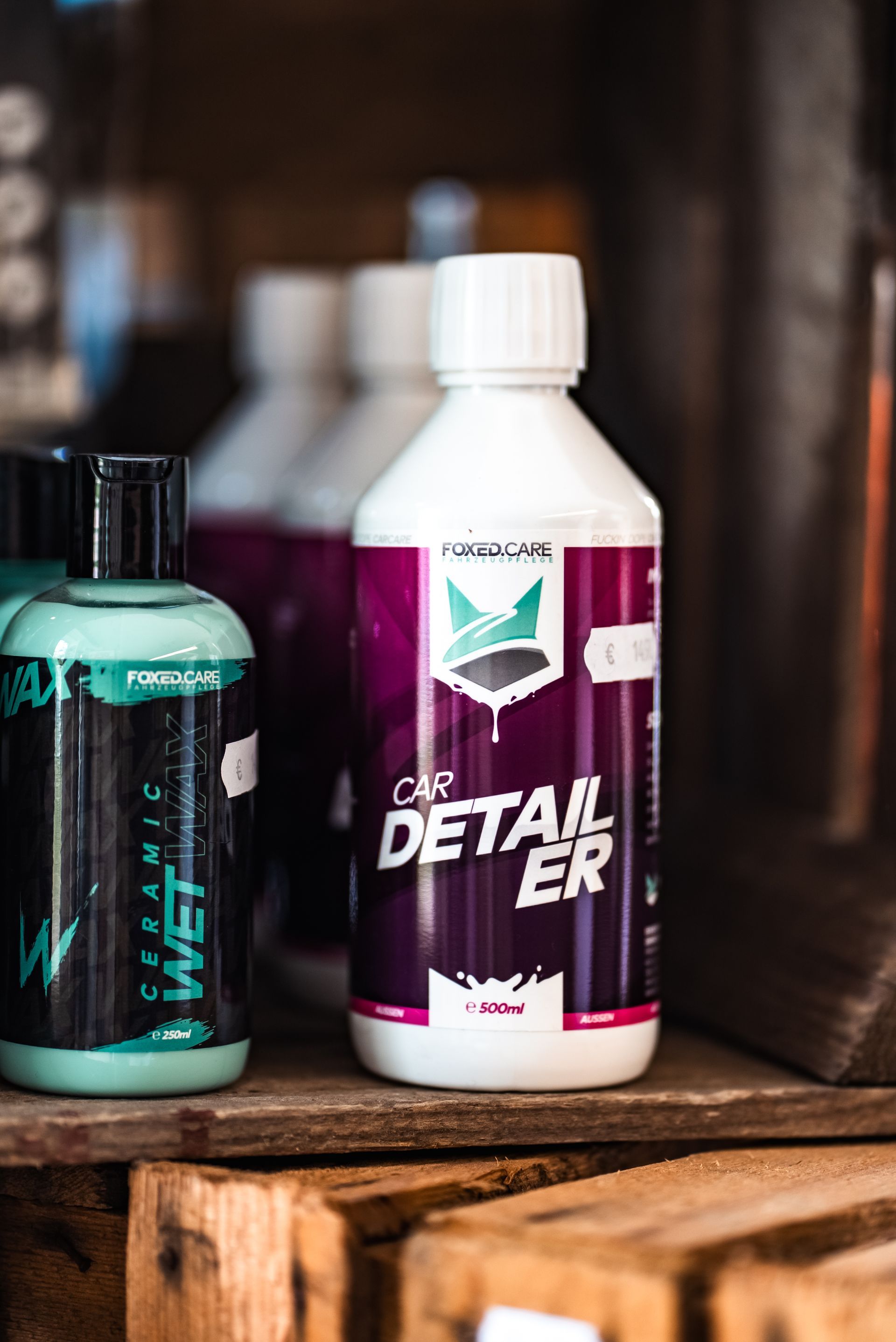 Eine Nahaufnahme einer Flasche Detailer auf einem Holzregal.