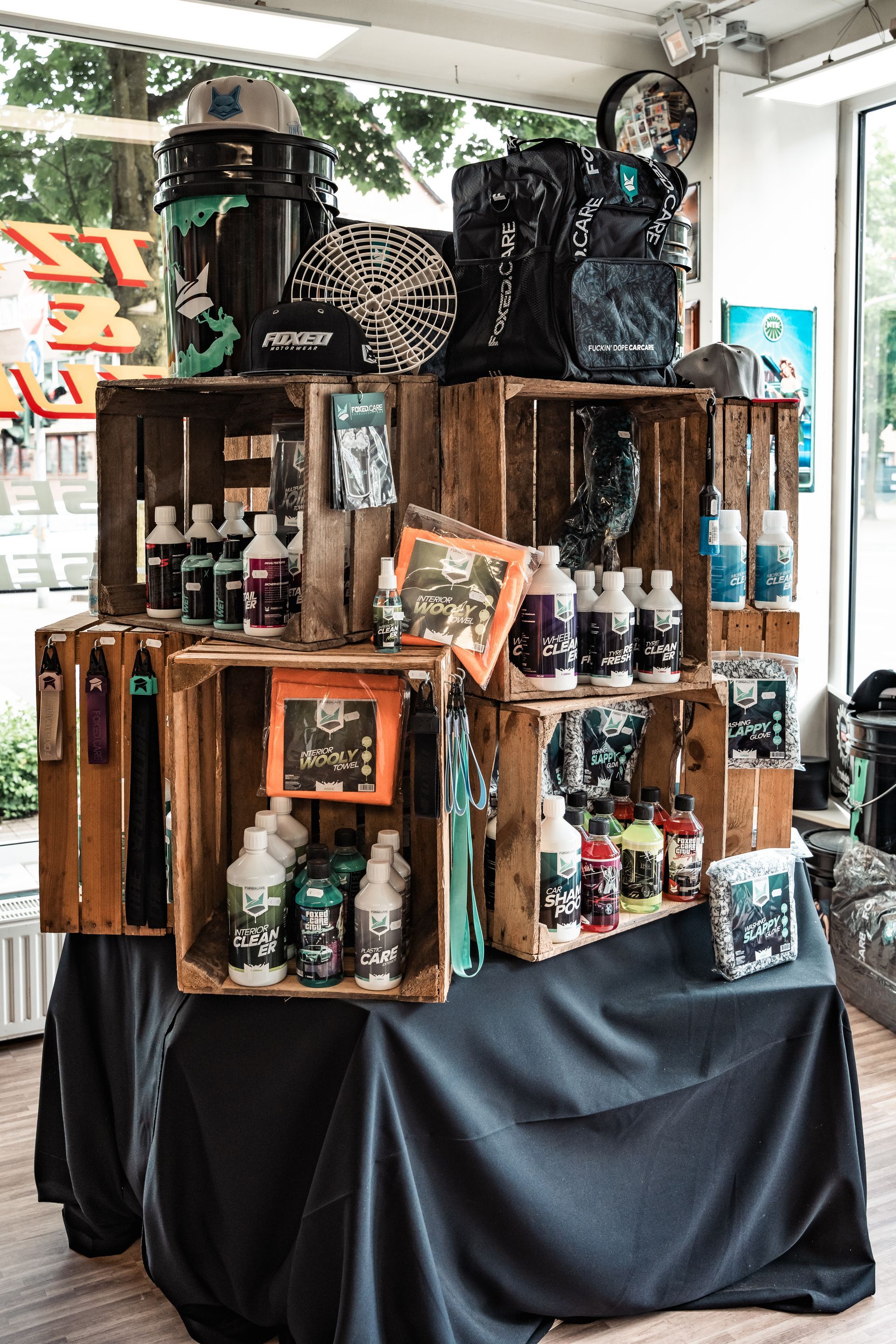 Eine Auslage mit Flaschen und Tüten auf Holzkisten in einem Geschäft.