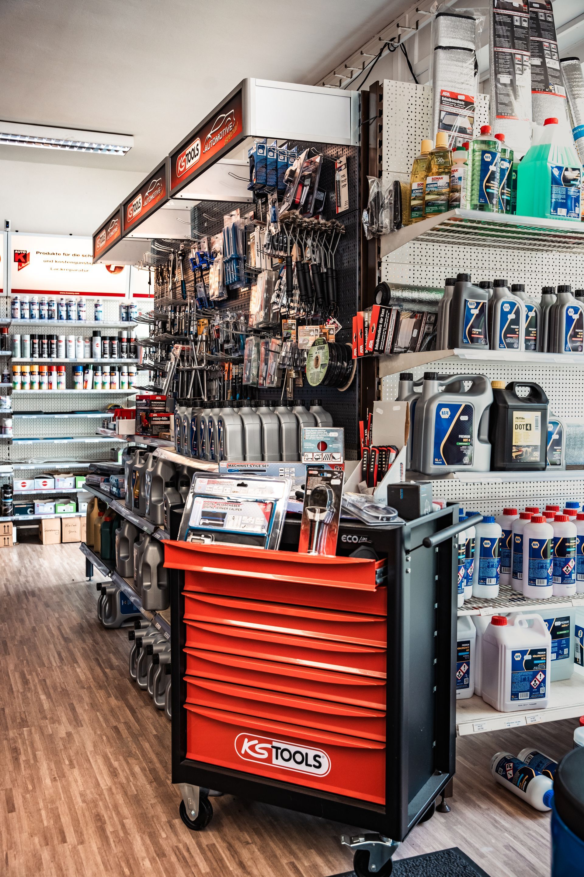 Ein Laden voller Werkzeuge und Ölflaschen.