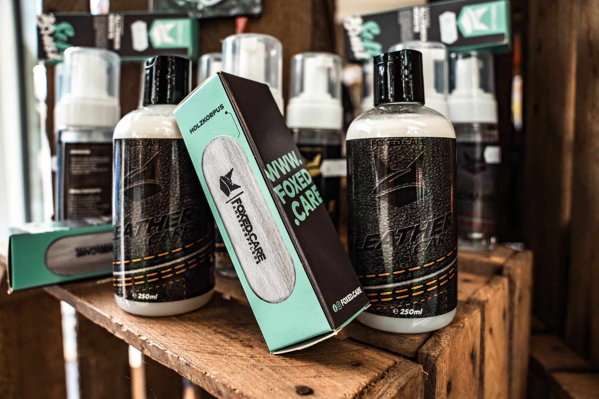 Auf einem Holzregal stehen mehrere Flaschen und Kartons.