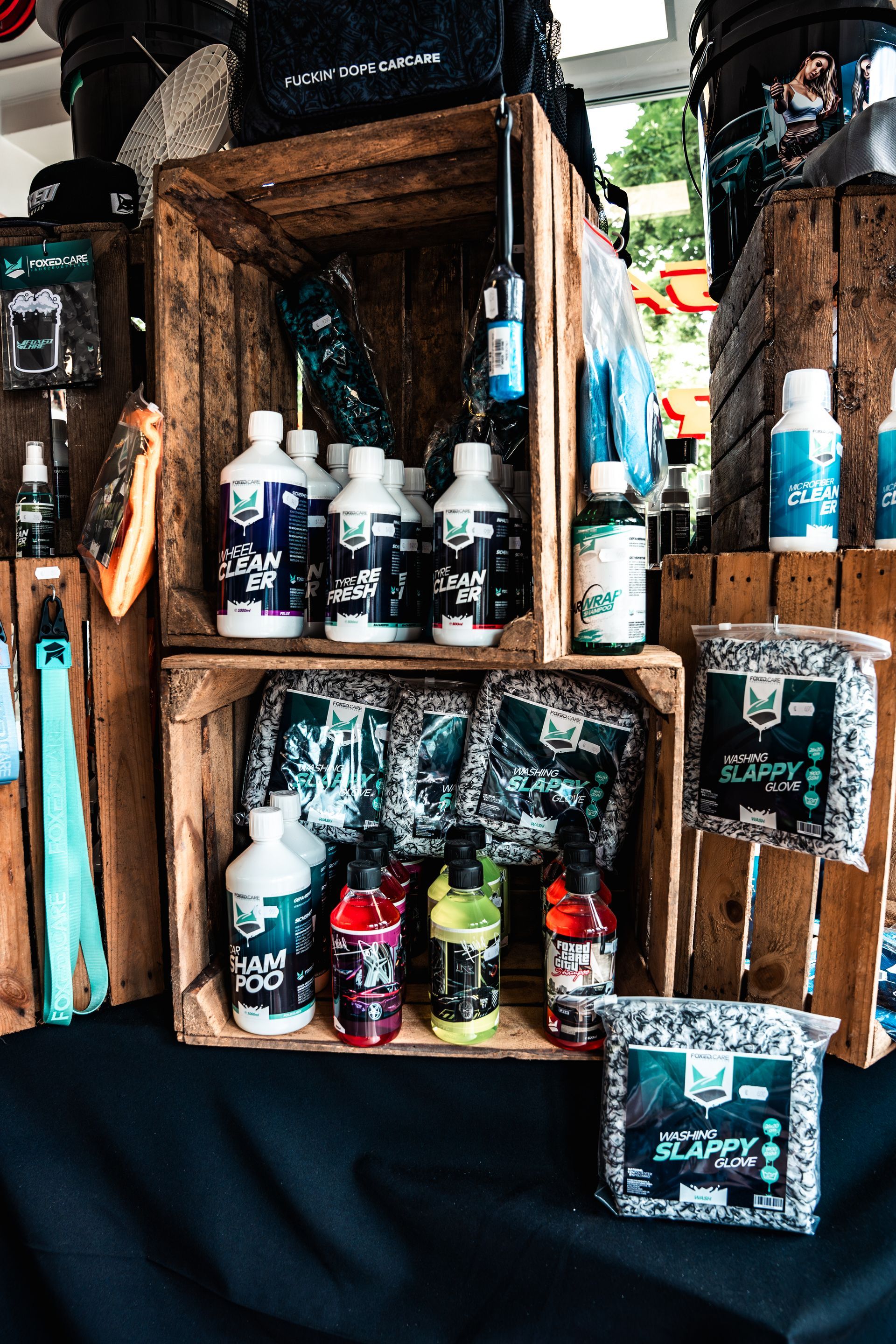 Eine Holzkiste voller Flaschen mit Reinigungsmitteln.