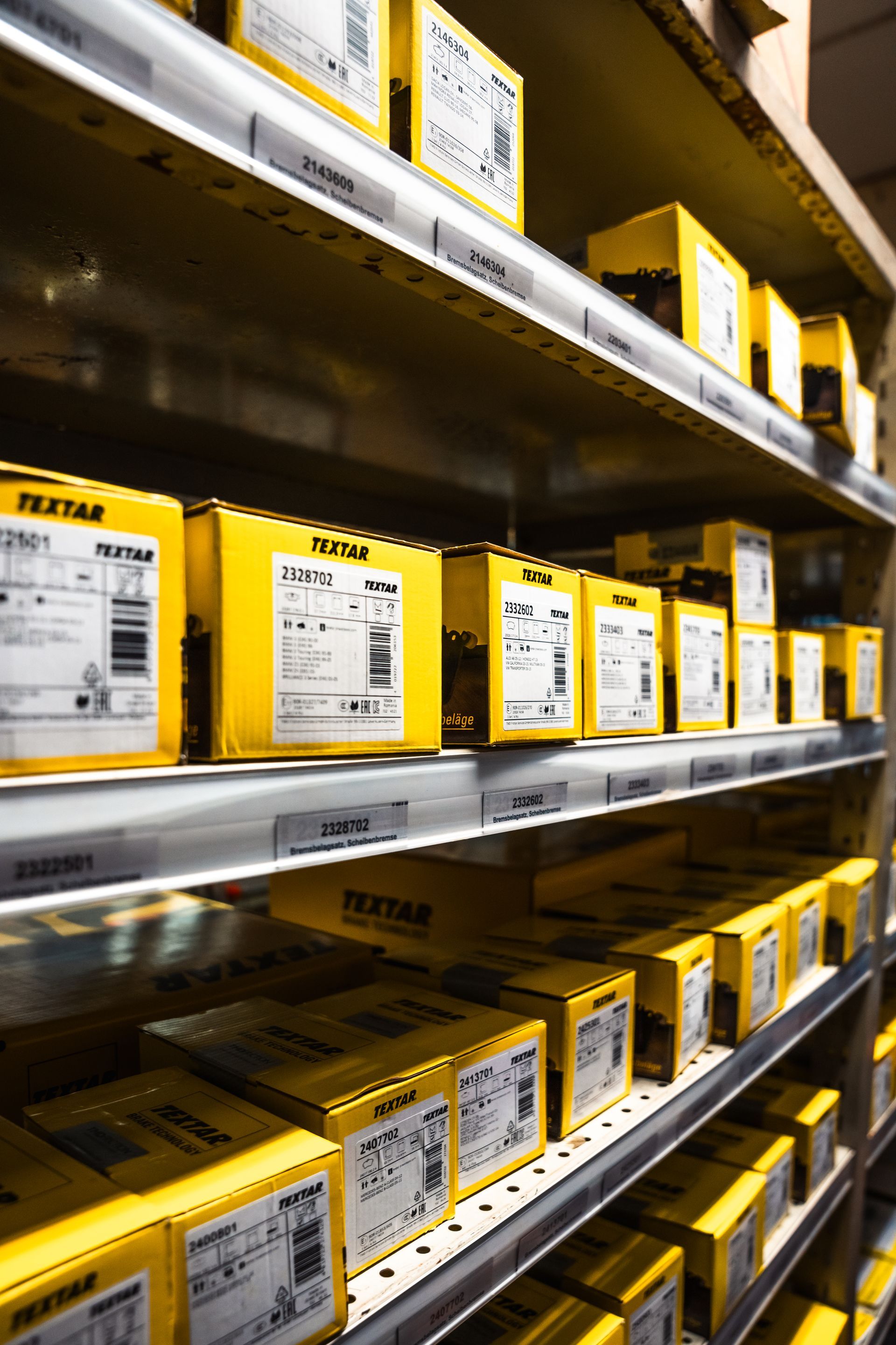Ein Lagerhaus voller gelber Kisten auf Regalen.