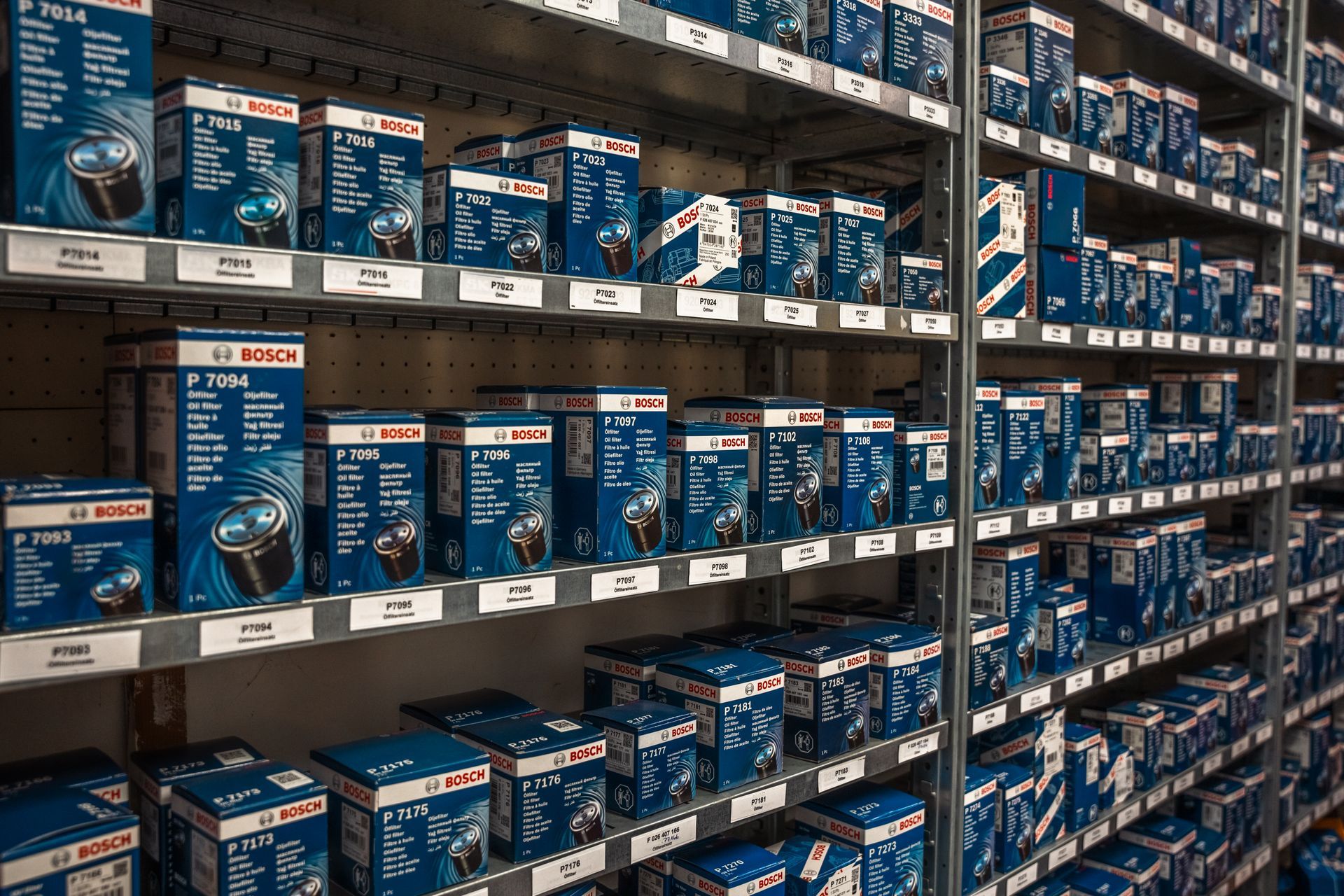 Ein Lager voller Kisten mit Bosch-Teilen