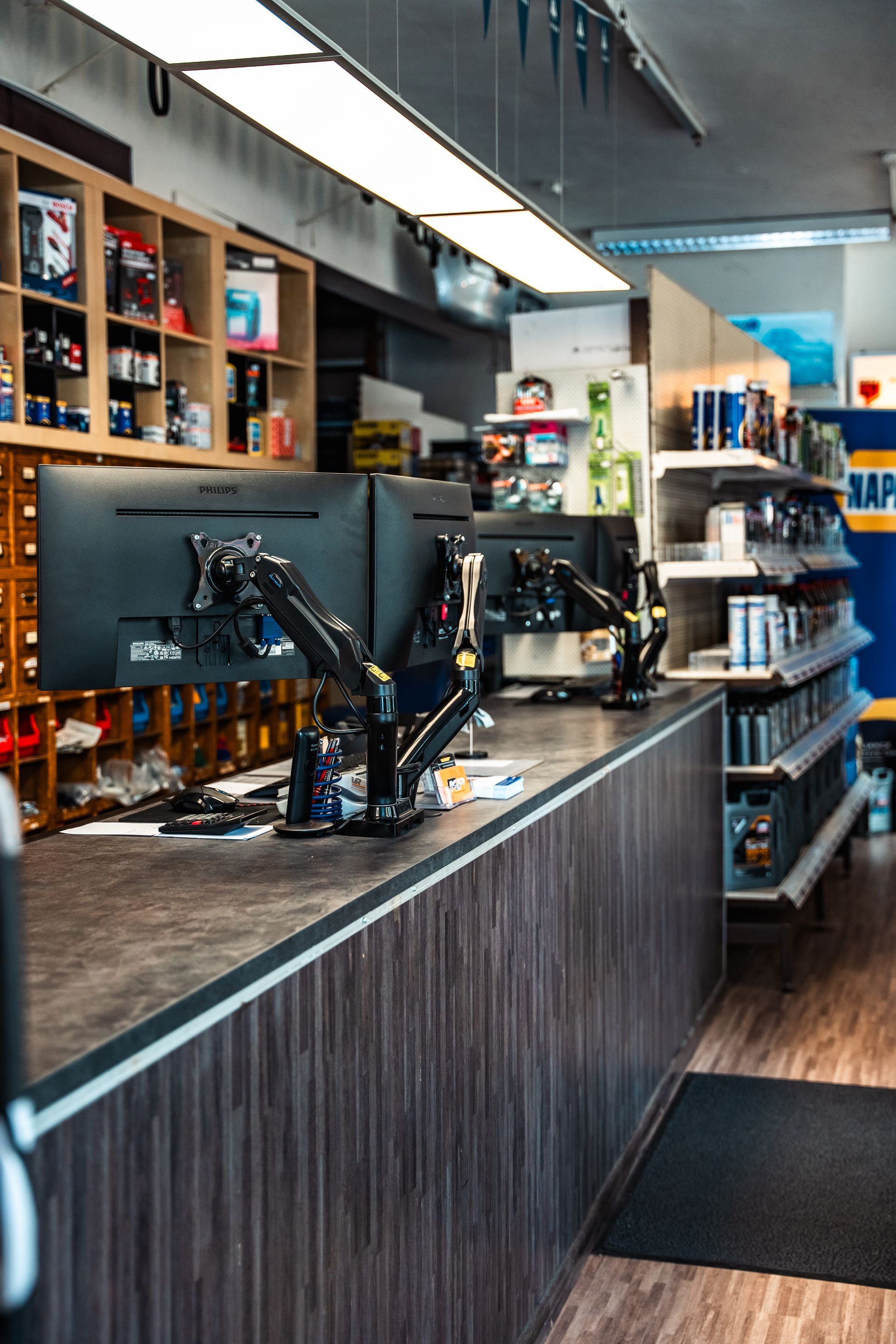 Eine Theke in einem Geschäft mit zwei Computermonitoren darauf.