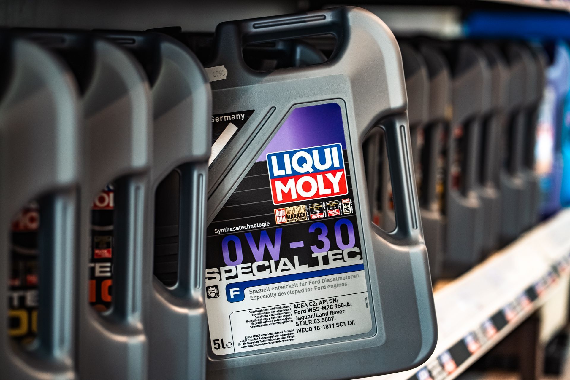 Auf einem Regal steht eine Flasche Liqui Moly-Öl.