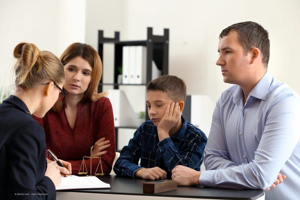 Iris Harff Rechtsanwältin, Familie sitzt am Tisch