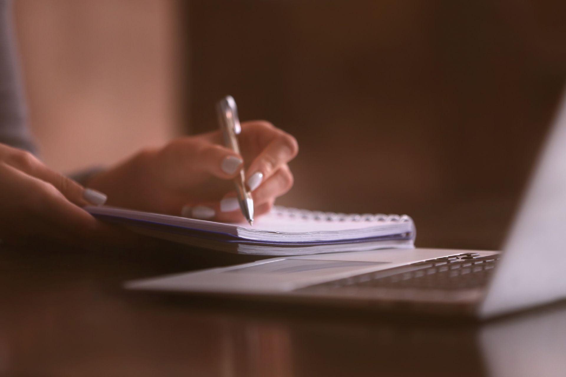 Iris Harff Rechtsanwältin, Frau unterschreibt Vertrag